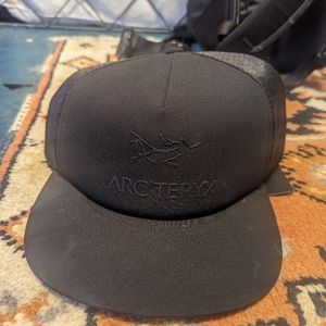 Arc'teryx black trucker hat